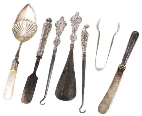 An Edward VII silver handled shoe horn, together with a button hook, Birmingham 1905, further silver handled button hook, Fre