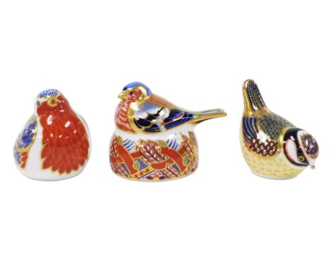 A Royal Crown Derby Imari porcelain paperweight, modelled as a chaffinch nesting, an exclusive for The Royal Crown Derby Coll