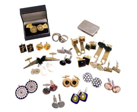Assorted gentleman's silver and dress cufflinks, including a pair formed from two Georgian watch cocks, millefiori cufflinks,