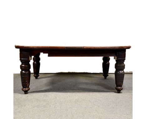 Edwardian oak extending dining table, oval top with moulded edge, turned and ringed legs, two additional leaves, maximum leng