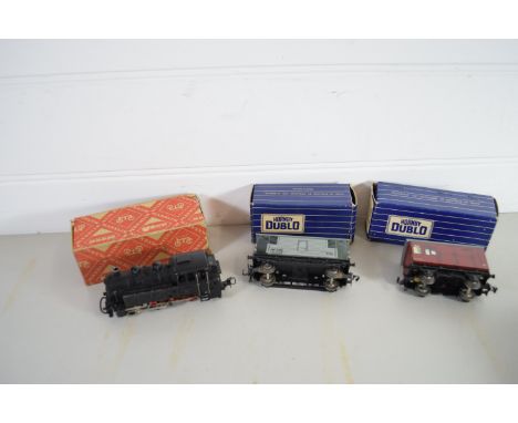 BOX CONTAINING TWO HORNBY 00 MODEL RAILWAY CARRIAGES AND SMALL MARKLIN ENGINE IN ORIGINAL BOX