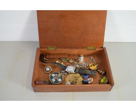 WOODEN BOX CONTAINING COSTUME JEWELLERY, ENAMEL BADGES, SMALL WRIST WATCH ETC