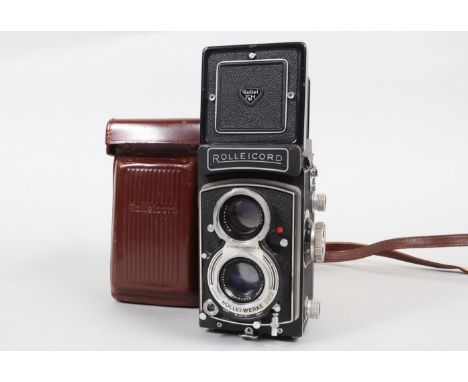 A Rolleicord Vb Type 2 TLR Camera, serial no 2661971, body G, some dust to mirror, lettering inscribed on tripod bush by prev