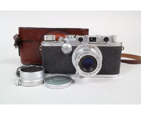 A Leitz Wetzlar Leica IIIa Camera, serial no 262202, 1937, shutter working, viewfinder clear, rangefinder working, body G, li