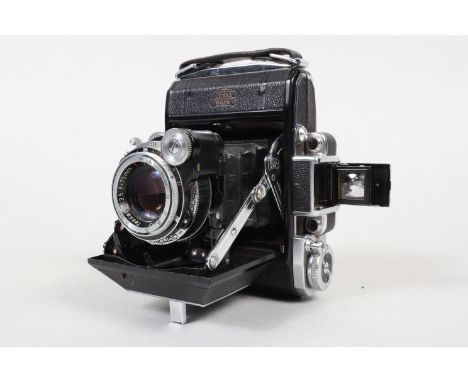 A Zeiss Ikon Super Ikonta A 531 Rangefinder Folding Camera, serial no C 11008, body G, rangefinder working, Synchro-Compur sh