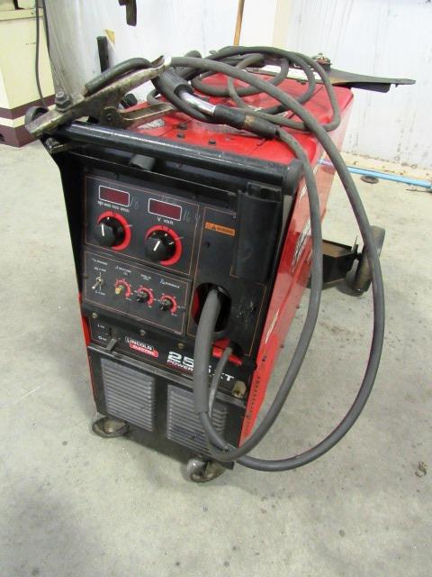 Lincoln 255 XT Power Mig Welder, sn:U1100404057