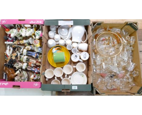 A mixed collection of ceramic items to include Capodimonte style ceramic of period soldiers, novelty cow creamers, Honey Mons
