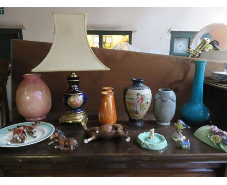 SUNDRY LOT INCLUDING VASES, TABLE LAMP, SUSIE COOPER PLATE, CERAMICS AND BESWICK HORSES, ETC. 