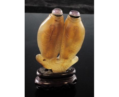 A Chinese chalcedony 'twin fish' snuff bottle, 1850-1920, with incised scales, 7.4cm, Richards no.140
