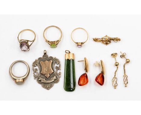 A collection of jewellery to include a 9ct gold brooch replacement base metal pin) and pair of 9ct gold drop earrings and a 9