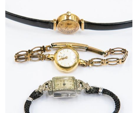 An 18ct gold Omega ladies wristwatch, round champagne dial approx. 12mm, gold tone baton markers, case approx. 17mm, on a lat