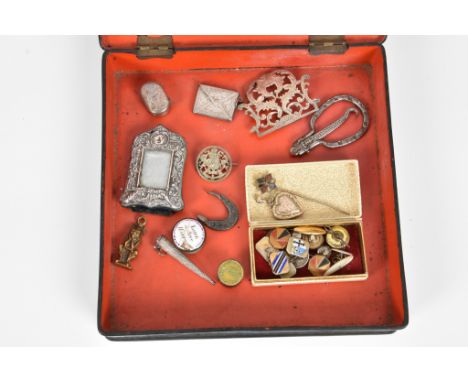 A collection of antique / vintage silver and other collectables to include a miniature Georgian silver oval vinaigrette by Jo
