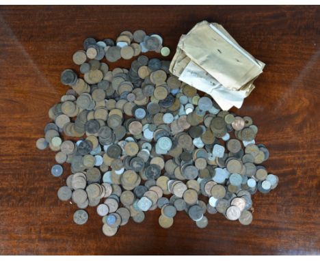 A large collection of various vintage / antique coinage to include many half penny &amp; one penny coins etc. 