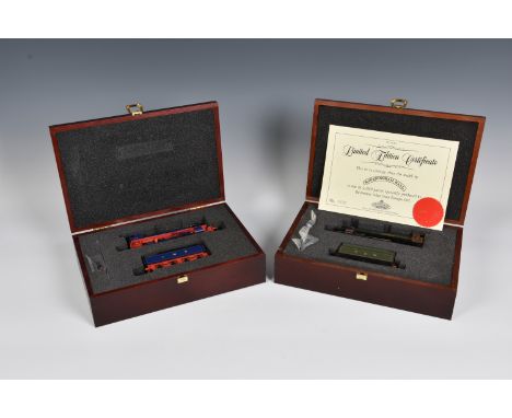 Bachmann Railways - A limited edition Branch-Line 00 gauge GWR Hall Class 4-6-0 Raveningham Hall 6960 in lined Brunswick Gree