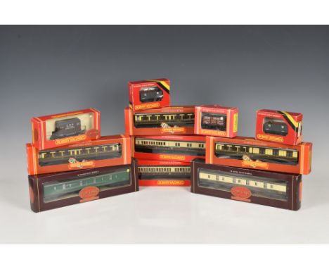 Hornby Railways - A collection of 00 gauge Locomotives / Coaches / Rolling Stock to include Locomotives - R.101, R.2083, R.84