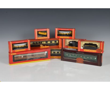 Hornby Railways - A collection of 00 gauge Locomotives / Coaches / Rolling Stock to include Locomotives - R 2170, R.129, R 20