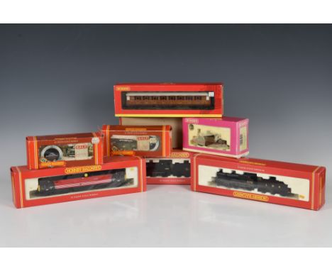 Hornby Railways - A collection of 00 gauge Locomotives / Coaches / Rolling Stock to include Locomotives - R 2006, R.2061B, R2