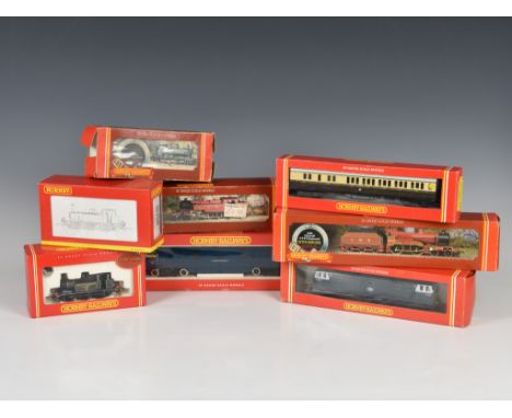Hornby Railways - A collection of 00 gauge Locomotives / Coaches / Rolling Stock to include Locomotives - R376, R.055, R.122,