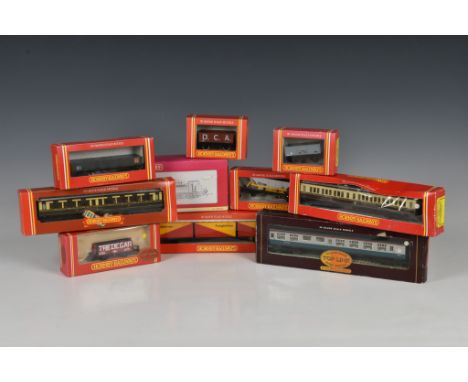 Hornby Railways - A collection of 00 gauge Locomotives / Coaches / Rolling Stock to include Locomotives - R 2187, R 4087A, R2