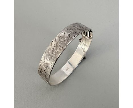 A vintage Edwardian-style silver hinged bangle - hallmarked Birmingham 1972, with chased foliate scroll decoration, internal 
