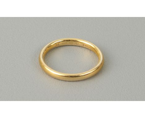 A George V 22ct gold wedding band - hallmarked London 1927, size L/M, 3.7g.