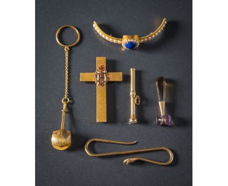 A late 19th Century gold handkerchief or napkin holder with scallop shell clasp and small finger ring attached, an amethyst a