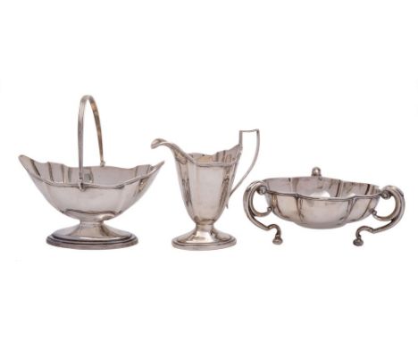 An Edward VII silver part tea service, maker Josiah Williams &amp; Co, London, 1907: of oval outline with reeded borders, on 