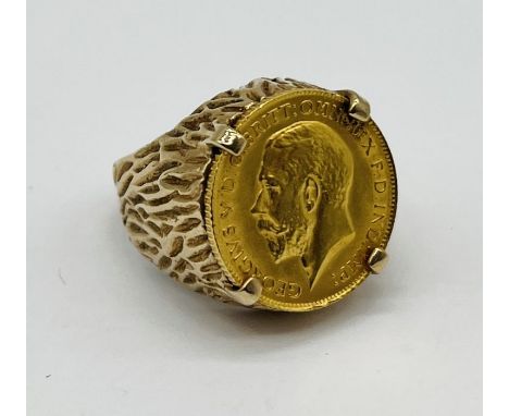 A 1914 half sovereign set into a 9ct gold ring, total weight 11g