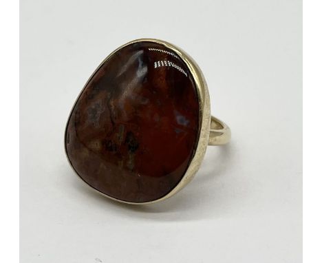 A 9ct gold ring set with an agate