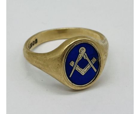 A 9ct yellow gold gentleman’s signet swivel ring with central enamel rotating Masonic symbol, weight 7.8g