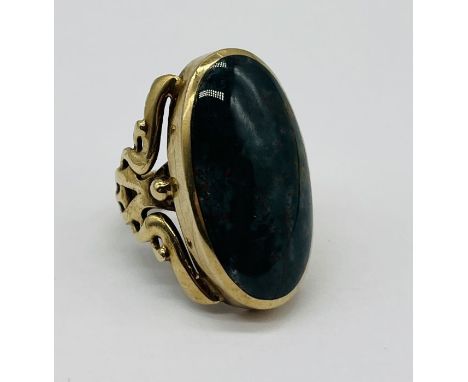 A 9ct gold ring set with an agate