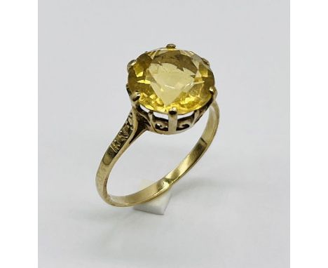 A 9ct gold ring set with a citrine