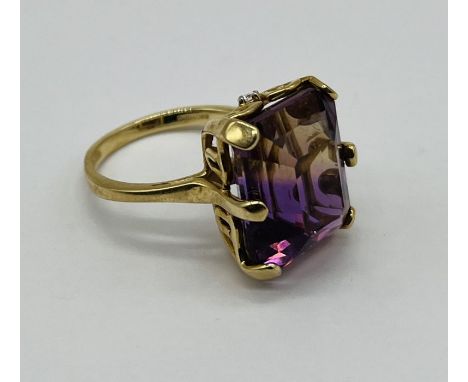 A 9ct gold ring set with a large colour changing stone