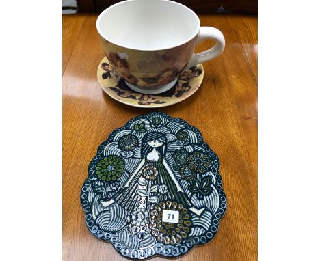 AN ORNAMENTAL TEACUP AND SAUCER PLANTER, AND A POTTERY POT STAND. 