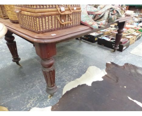 A VICTORIAN MAHOGANY EXTENDING TABLE WITH ONE LEAF. 