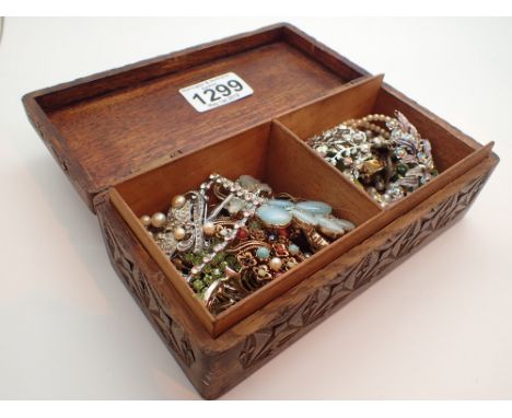 Box of vintage brooches 