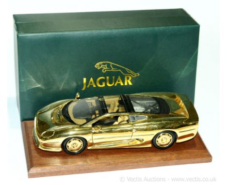 Gwilo a boxed 1/18th scale Jaguar XJ220 which is presented in 22 carat gold plated and mounted on a wooden plinth (converted 