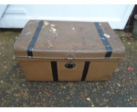 Metal trunk