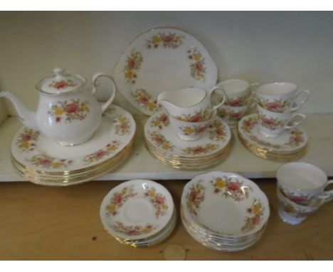 Colclough 'Amanda' dinner service for 6- 6 dinner plates, side plates, cake server and plates, bowls, cups and saucers, teapo