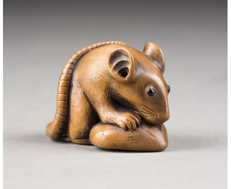 EIN FEINES HOLZGESCHNITZTES NETSUKE EINER RATTE Japan, 19. Jahrhundert Holz. H.  3,4 cm. Das Netsuke ist als sitzende Ratte m