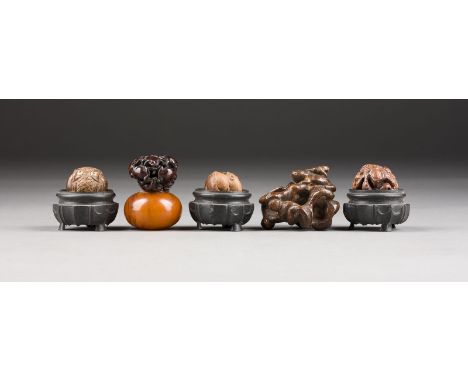 FÜNF HOLZGESCHNITZTE RYUSA MANJU NETSUKE VON TIEREN Japan, 19/20. Jahrhundert Holz. H. ca. 2,2-3,8 cm (ohne Sockel). Mit Gebr