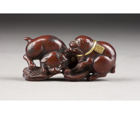 EIN FEINES HOLZGESCHNITZTES NETSUKE VON ZWEI HUNDEN Japan, 18./ 19. Jahrhundert Holz/ Knochen/ Horn/ Metall. L. 7,5 cm. Diese