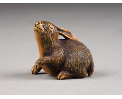 EIN FEINES HOLZGESCHNITZTES NETSUKE VON EINEM HASEN Japan, 19. Jahrhundert Holz. H. 3,7 cm. Das Netsuke ist als sitzender Has