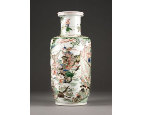EINE FAMILLE VERTE ROULEAU-VASE MIT FIGURENDARSTELLUNG China Porzellan. H. 45,5 cm. Der untere Teil der Vase ist mit einer fi