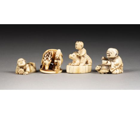 VIER GESCHNITZTE NETSUKE AUS ELFENBEIN Japan, 19. Jahrhundert Elfenbein. H. 2-4 cm. Das Konvolut umfasst umfasst einen Karako
