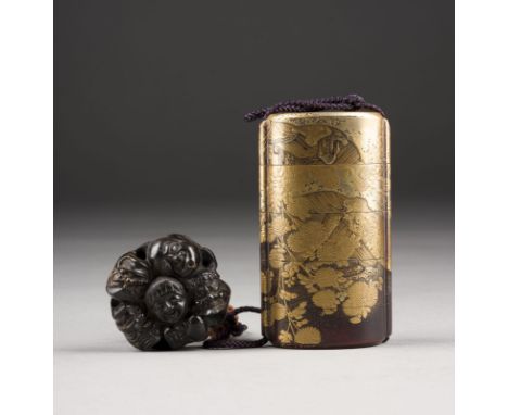 EIN GOLDLACKIERTES FÜNFTEILIGES INRO Japan, 19. Jahrhundert Lackware. H. des Inro 8,7 cm, D. des Netsuke 4,5 cm. Das Inro ist