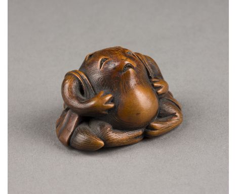EIN FEINES HOLZGESCHNITZTES NETSUKE EINES TANUKI Japan, 19. Jahrhundert Holz. H. 2,7 cm. Das Netsuke ist als TANUKI-Priester 