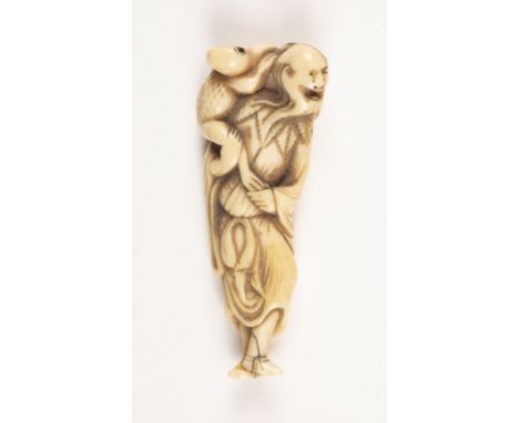 EIN GESCHNITZTES NETSUKE VON GAMA SENNIN AUS ELFENBEIN Japan, Ende 18. Jahrhundert Elfenbein. H. 7,8 cm. Das Netsuke ist gesc