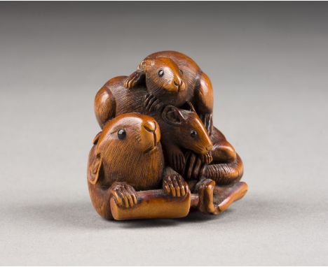 EIN FEINES HOLZGESCHNITZTES NETSUKE VON DREI RATTEN Japan, 19. Jahrhundert Holz. H.  4,2 cm. Das Netsuke ist als drei Ratten 