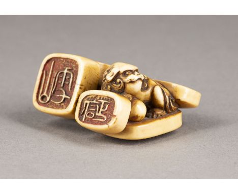 EIN FEINES NETSUKE VON SHISHI MIT SIEGEL AUS ELFENBEIN Japan, Mitte 19. Jahrhundert Elfenbein. L. ca. 3,5 cm. Dieses Netsuke 